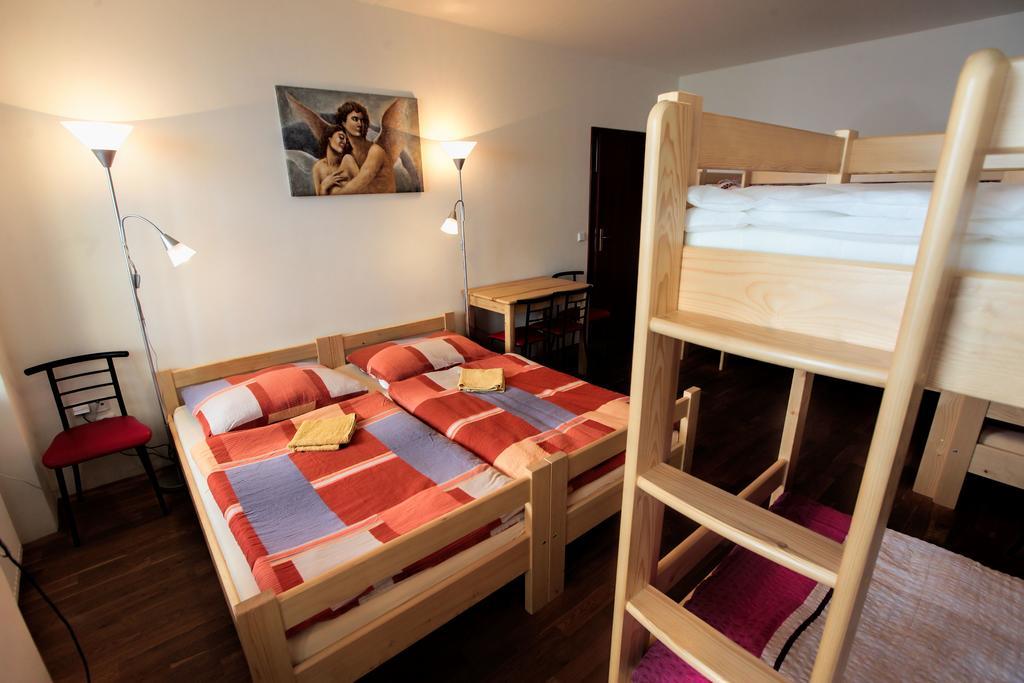 Hostel Singer Pub Τσέσκε Μπουντεγιόβιτσε Δωμάτιο φωτογραφία
